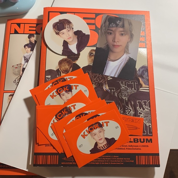 NCT 127 C-version (red) - Picture 2 of 6